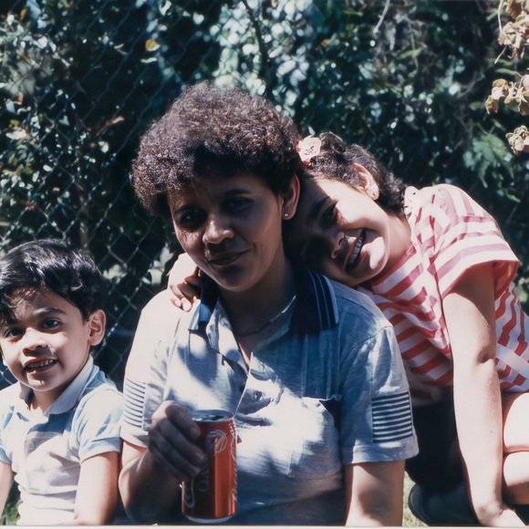 Meet your Posher, Miriam - Picture 1 of 2